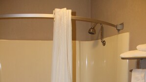 Un baño con bañera, ducha e inodoro.