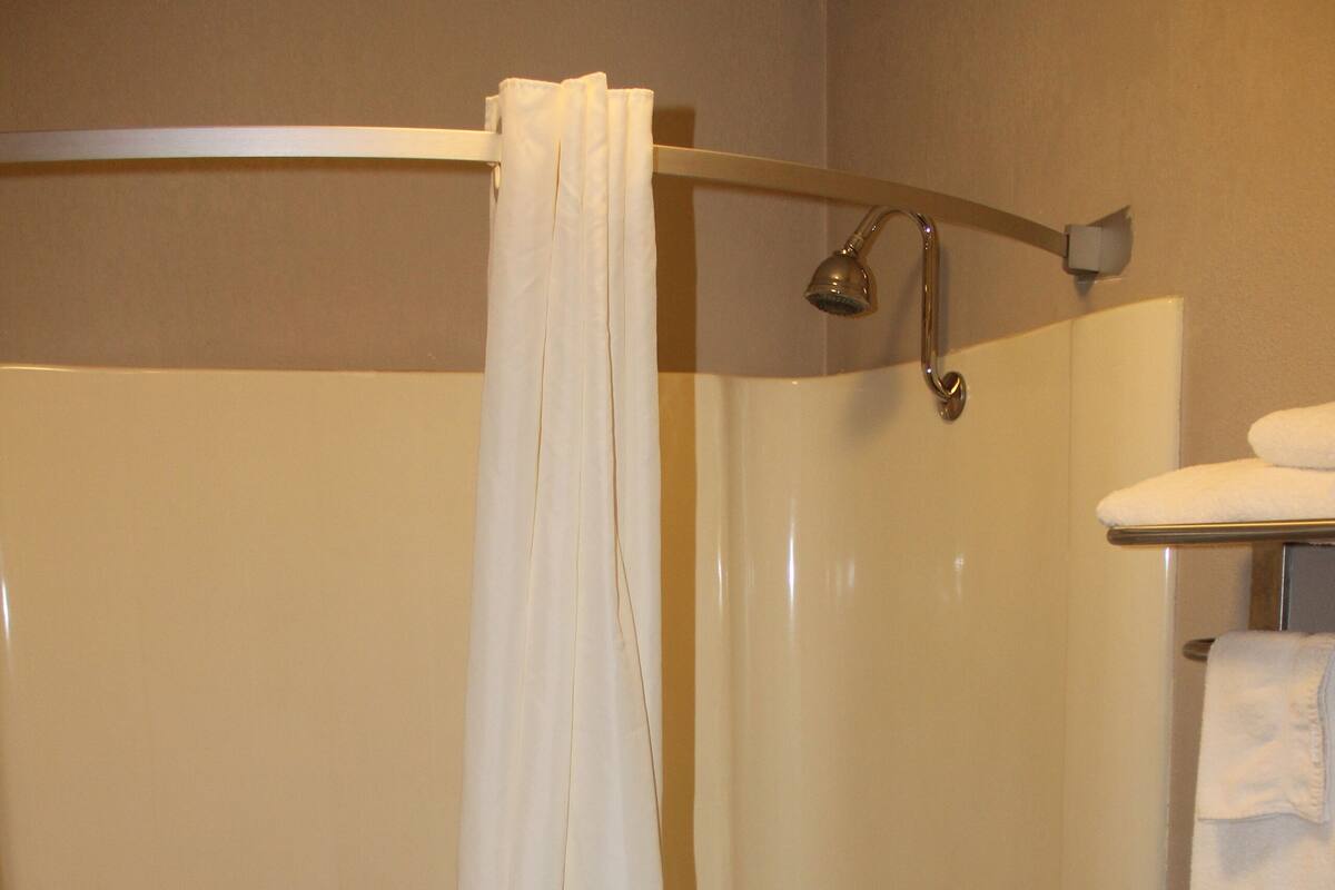 Combined shower/tub, towels, soap, shampoo
