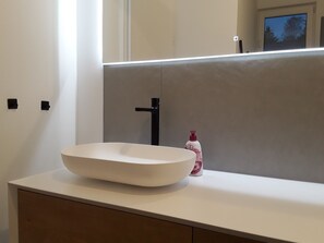 Dusj, håndklær, såpe og toalettpapir