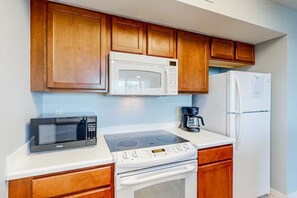 Kühlschrank, Mikrowelle, Ofen, Herdplatte