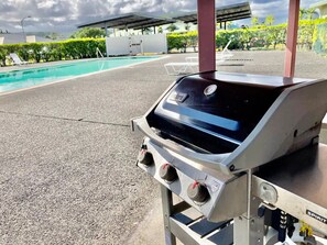 Outdoor pool - Hilo's Finest 2 bd Condo - Pool, A/C, Views! (Hilo)