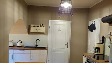 Jääkaappi, uuni, liesi, astianpesukone