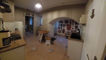 Jääkaappi, uuni, liesi, astianpesukone