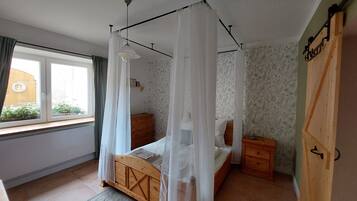 1 makuuhuone, vauvansängyt, vuodevaatteet