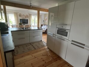 Fridge, oven, stovetop, dishwasher - Vacation apartment lake view (Ottersberg)
