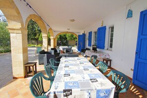 Outdoor dining - Myrtle House 1316 (Torre Pali)