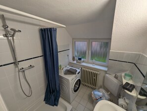 Een douche, een haardroger, handdoeken, zeep