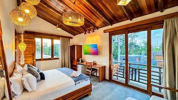 Luxury Room | Desk, laptop workspace, free WiFi