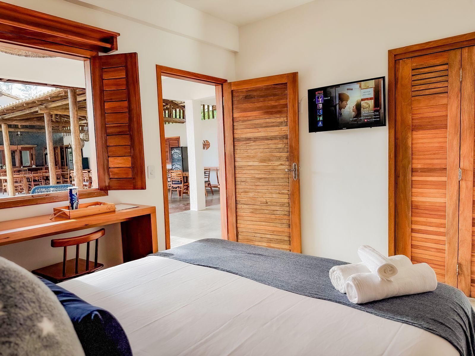 Desk, laptop workspace, free WiFi