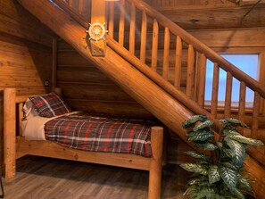 1 bedroom, desk, iron/ironing board, free WiFi - Ruby’s Resort Swedish Castle Log Home (Medical Lake)