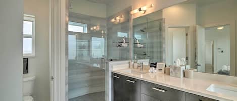 Amenidades de baño gratuitas, secadora de cabello, toallas