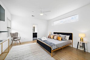 3 habitaciones, escritorio y tabla de planchar con plancha 