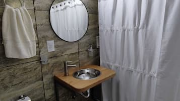 Ducha, bidet, toallas, jabón