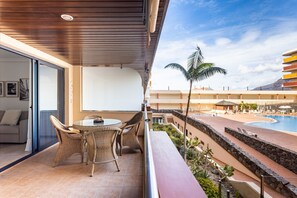 Outdoor dining - Balcon de los Gigantes with pool view (Santiago del Teide)