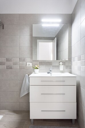 Een douche, een haardroger, handdoeken
