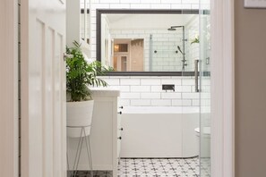 Dusche, Haartrockner, Handtücher