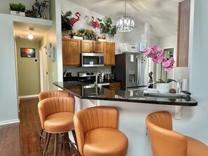 ثلاجة، ميكروويف، فرن، موقد طهي مسطح