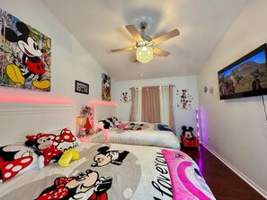 3 bedrooms, desk, iron/ironing board, travel crib - Retreat Home W/ Heated Pool, 10 Min to The Beach (Melbourne)