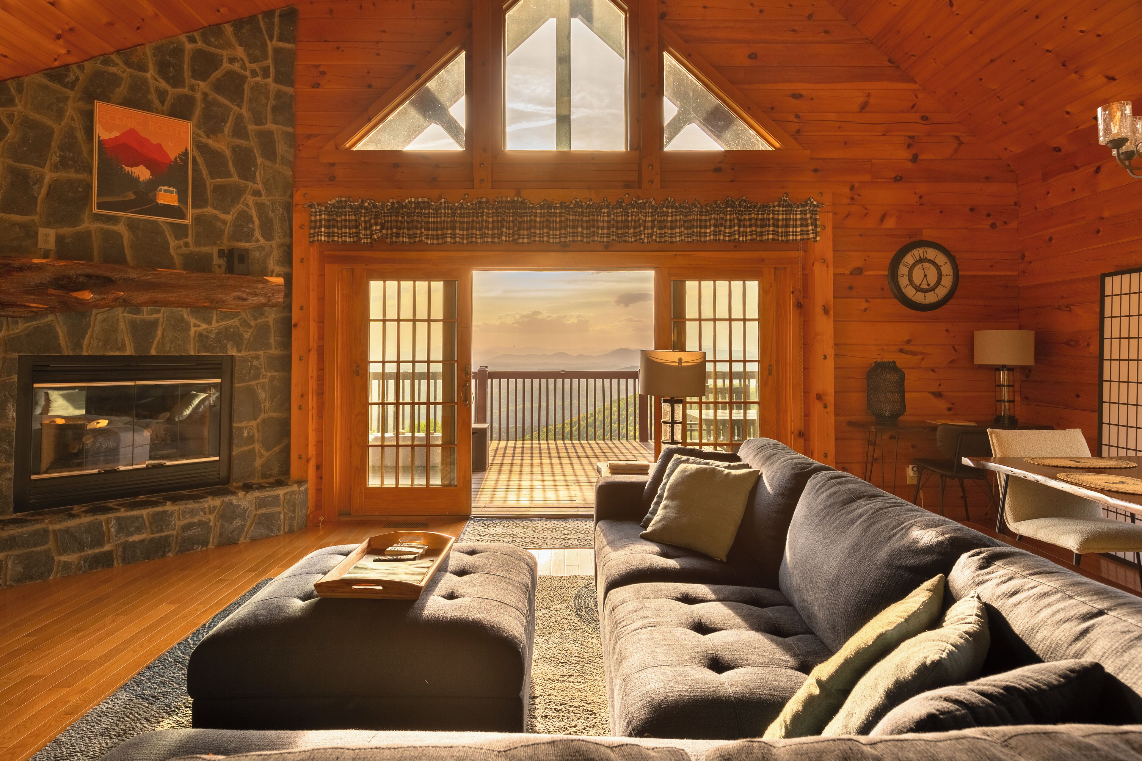 Smart-tv, een open haard, boeken en een stereo