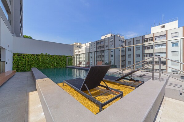 Una piscina al aire libre