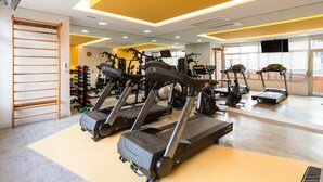 A gym with treadmills, exercise balls, and weight machines. - Charlie Girassol Vila Madalena (São Paulo)