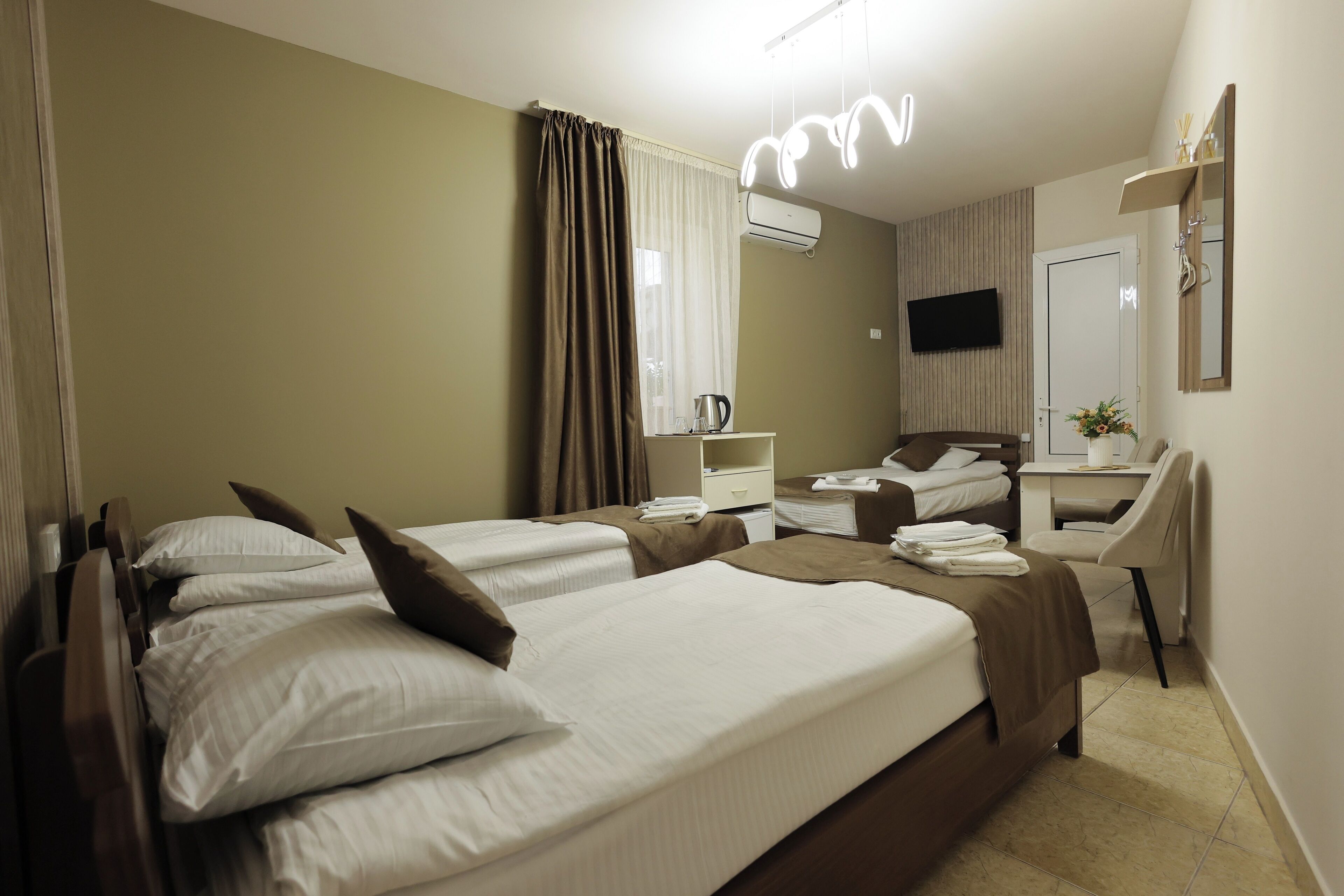 精緻三人房 | 書桌、遮光布/窗簾、熨斗/熨衣板、免費無線上網