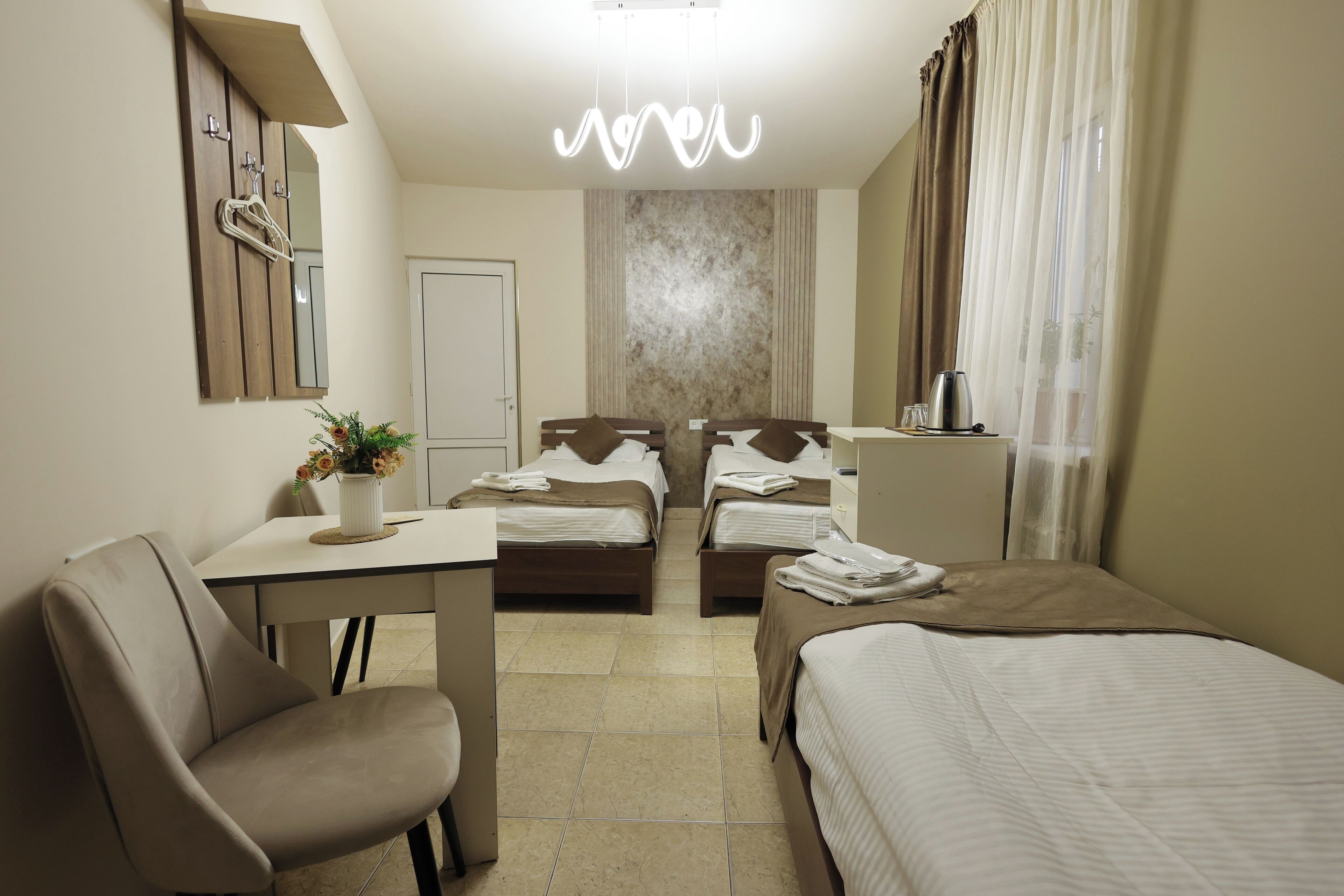 Escritorio, cortinas blackout y tabla de planchar con plancha 