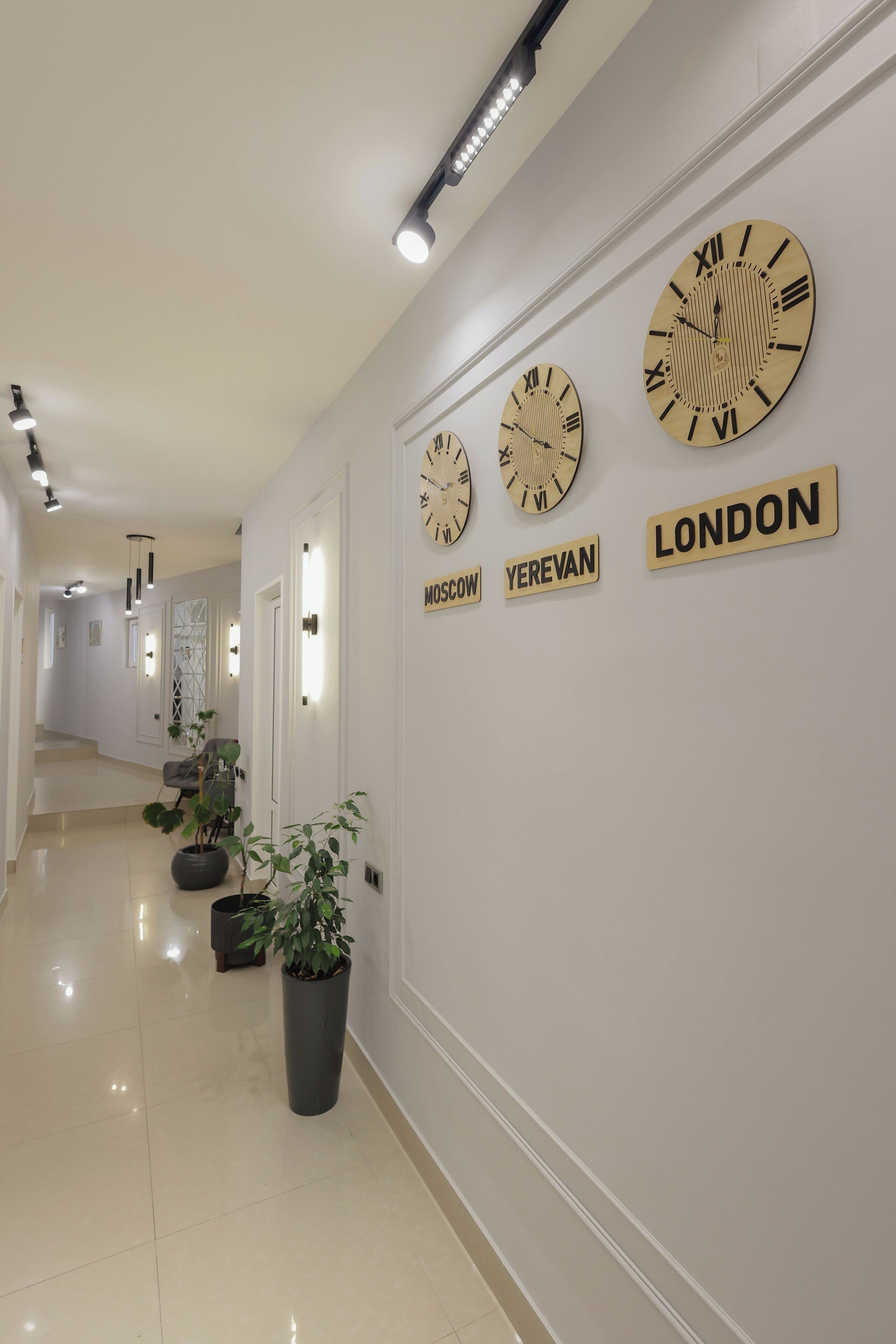 40-英寸纯平电视 （配备数码频道）、电视