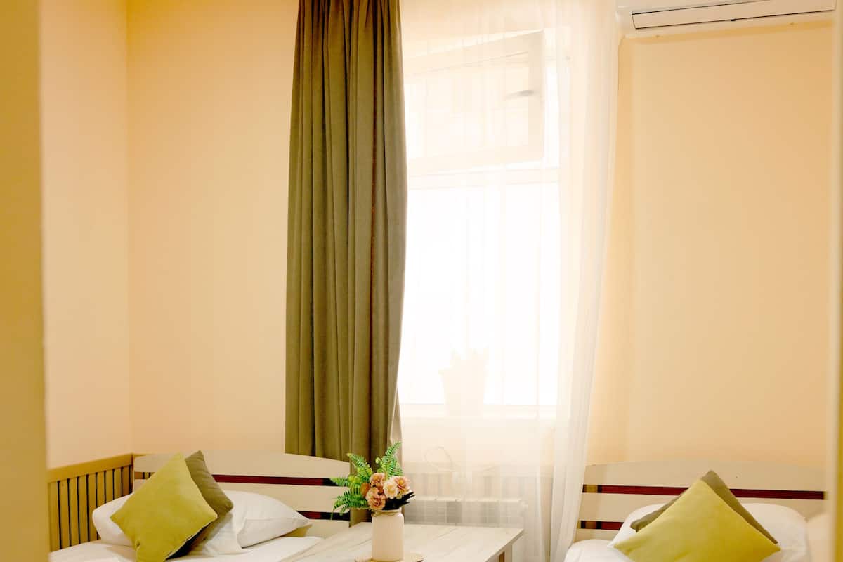 Escritorio, cortinas blackout y tabla de planchar con plancha