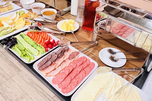 Tägliches Frühstücksbuffet gegen Gebühr
