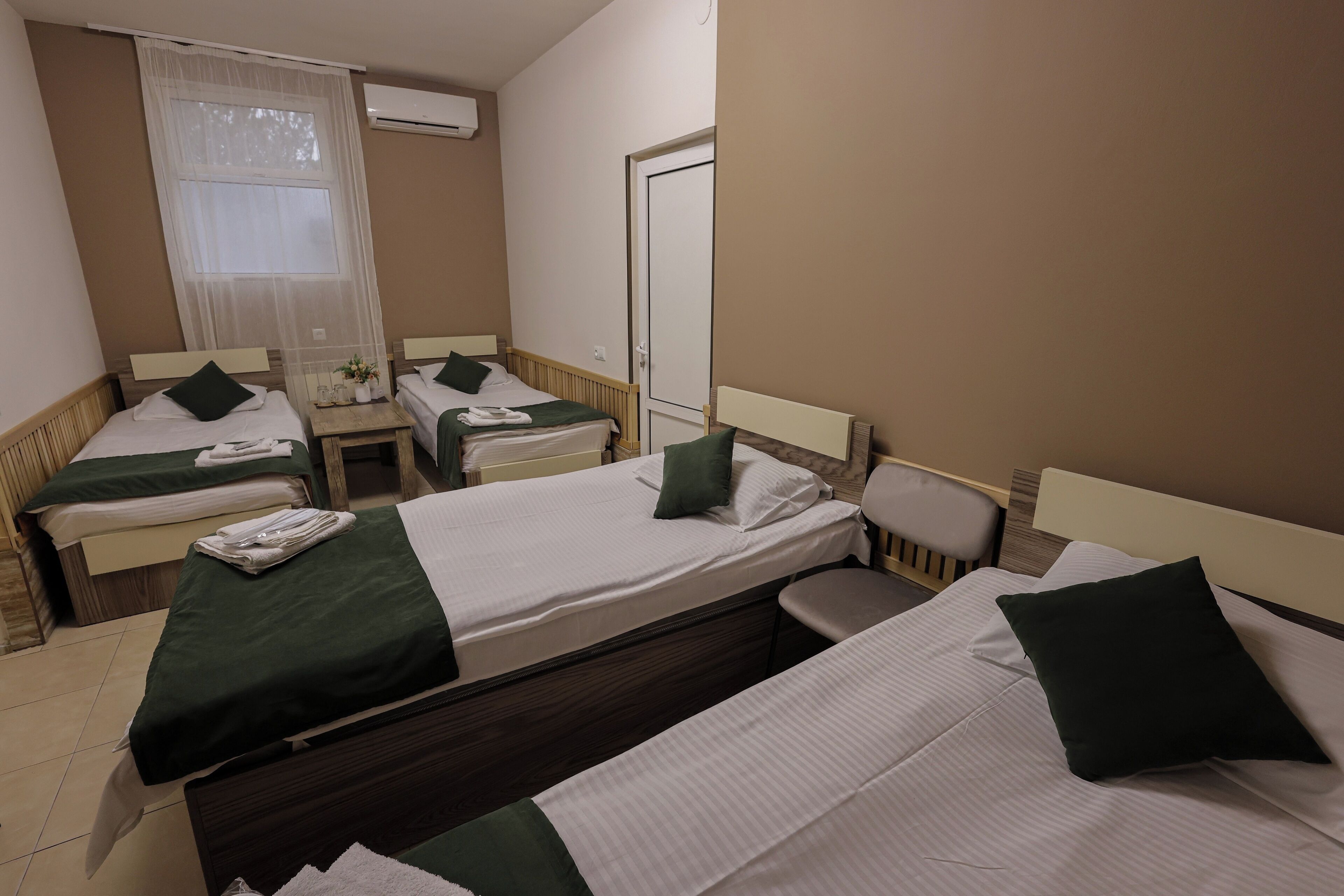 標準四人房 | 書桌、遮光布/窗簾、熨斗/熨衣板、免費無線上網