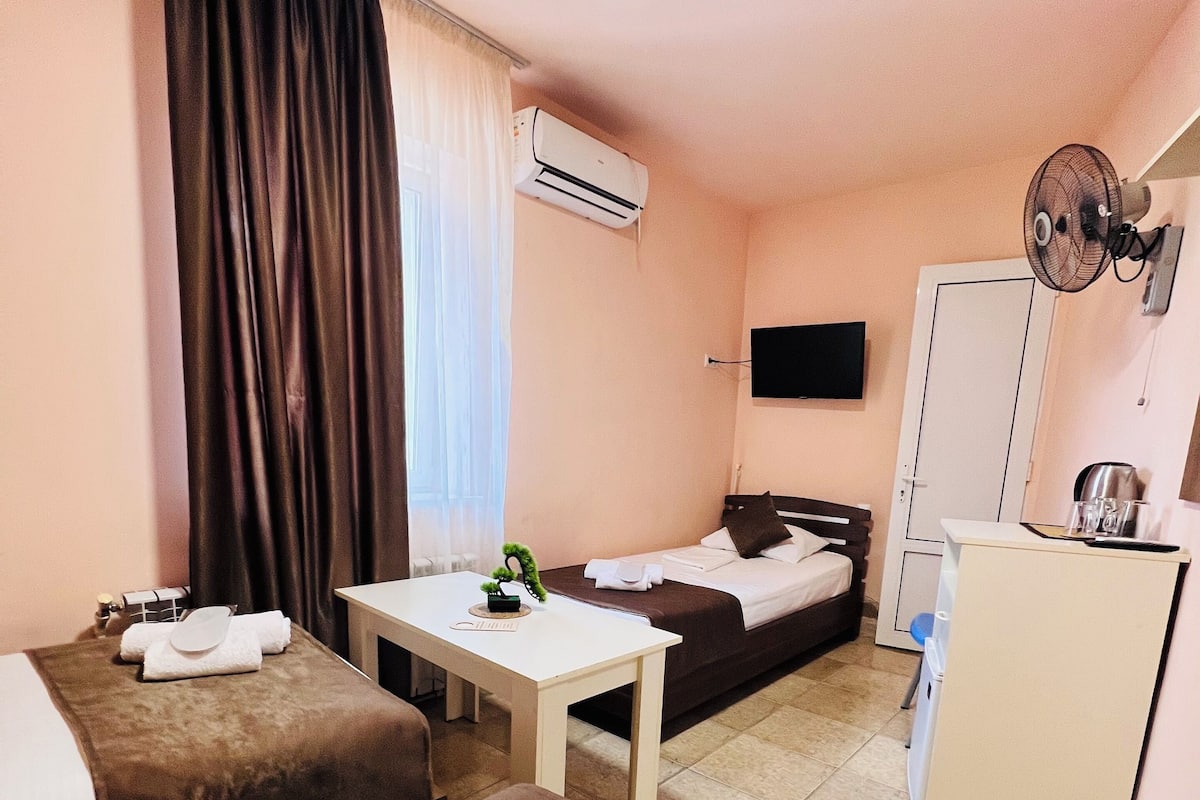 Elite Triple Room | Desk, blackout curtains, iron/ironing board, free WiFi