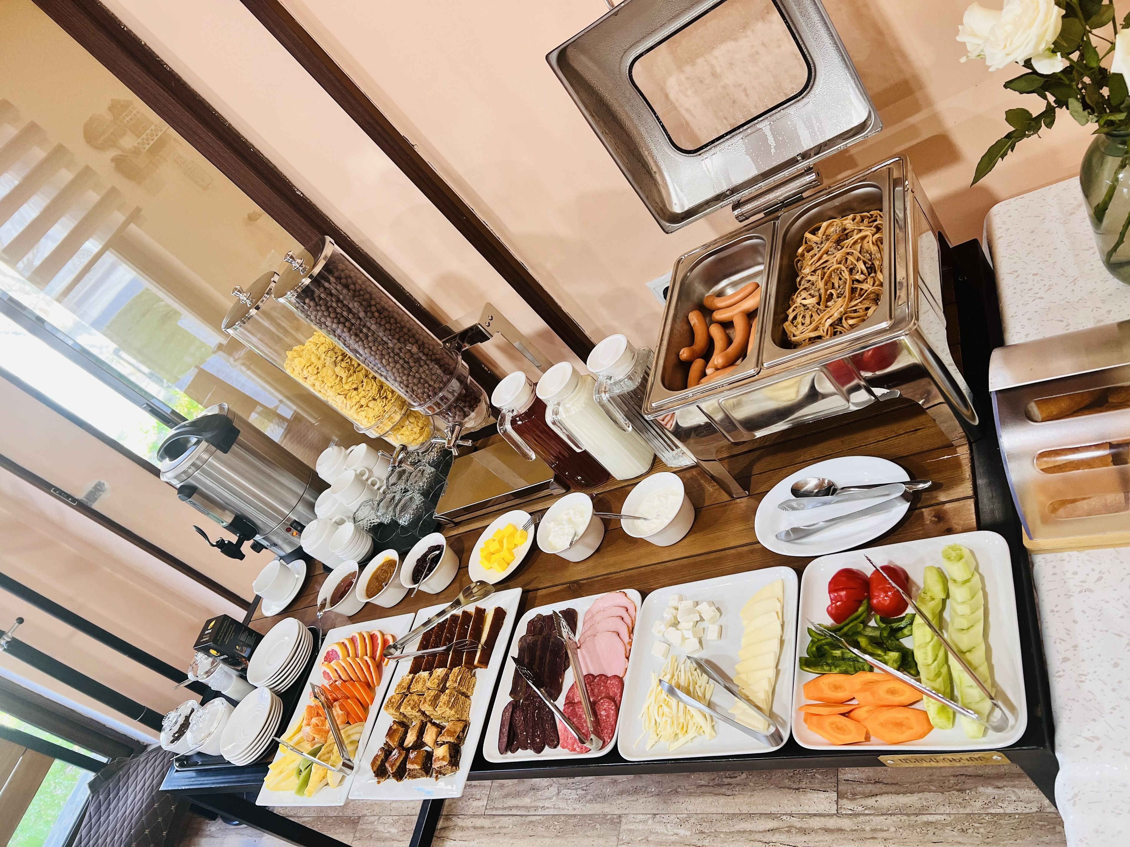 Café da manhã com buffet todos os dias (USD 10 por pessoa) 