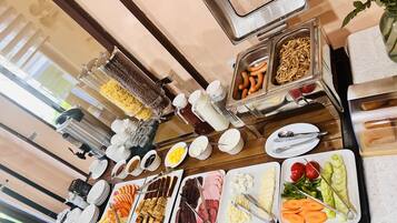 Café da manhã com buffet todos os dias (USD 10 por pessoa)