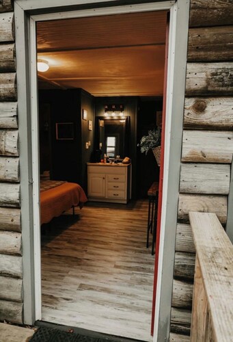 Fox’s Den Cozy Stay With WIFI 