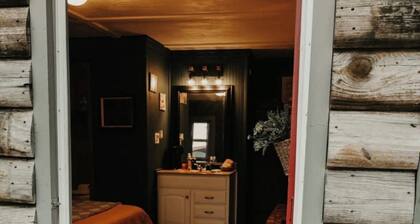 Fox’s Den Cozy Stay With WIFI