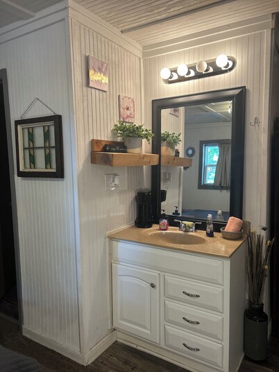 Fox’s Den Close to Town! Perfect for fishermen and Albertville Sand Mtn park