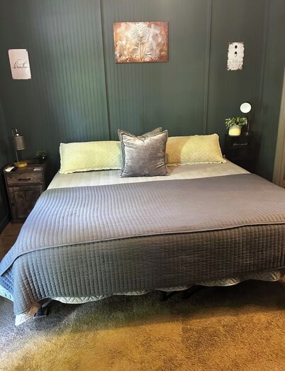 Fox’s Den Close to Town! Perfect for fishermen and Albertville Sand Mtn park
