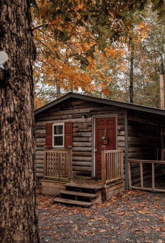 Fox’s Den Cute lil Cozy stay with a hot tub for relaxing 