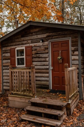 Exterior detail - Fox’s Den Cute lil Cozy stay with a hot tub for relaxing  (Albertville)
