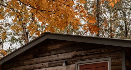 Fox’s Den Cute lil Cozy stay with a hot tub for relaxing