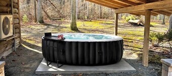 Fox’s Den Cute lil Cozy stay with a hot tub for relaxing 