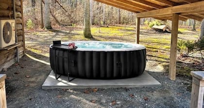 Fox’s Den Cute lil Cozy stay with a hot tub for relaxing