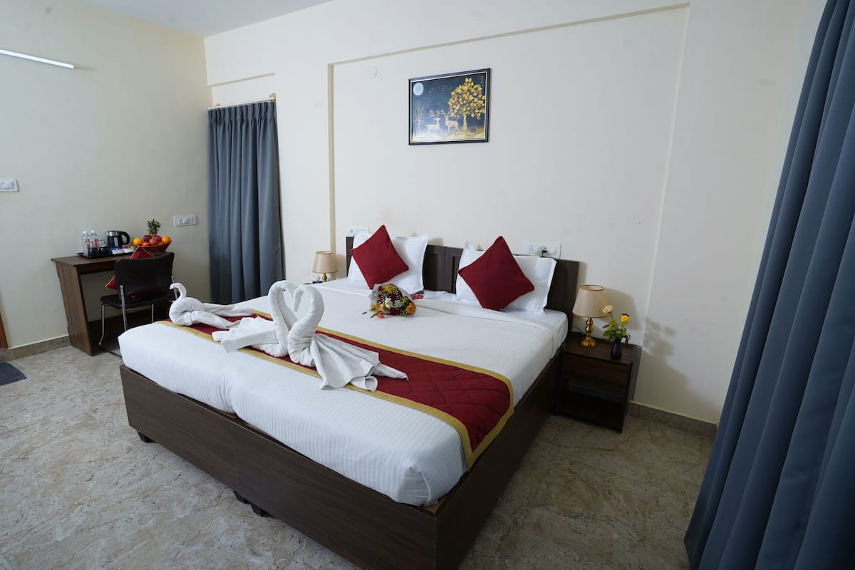 Habitación empresarial | Ropa de cama de alta calidad, edredón, muebles diferentes y escritorio