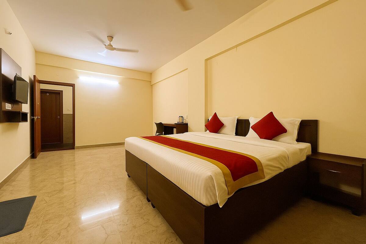 Quarto luxo | Roupas de cama premium, edredons de pluma, escrivaninha