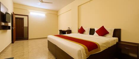 Habitación Deluxe | Ropa de cama de alta calidad, edredón, muebles diferentes y escritorio