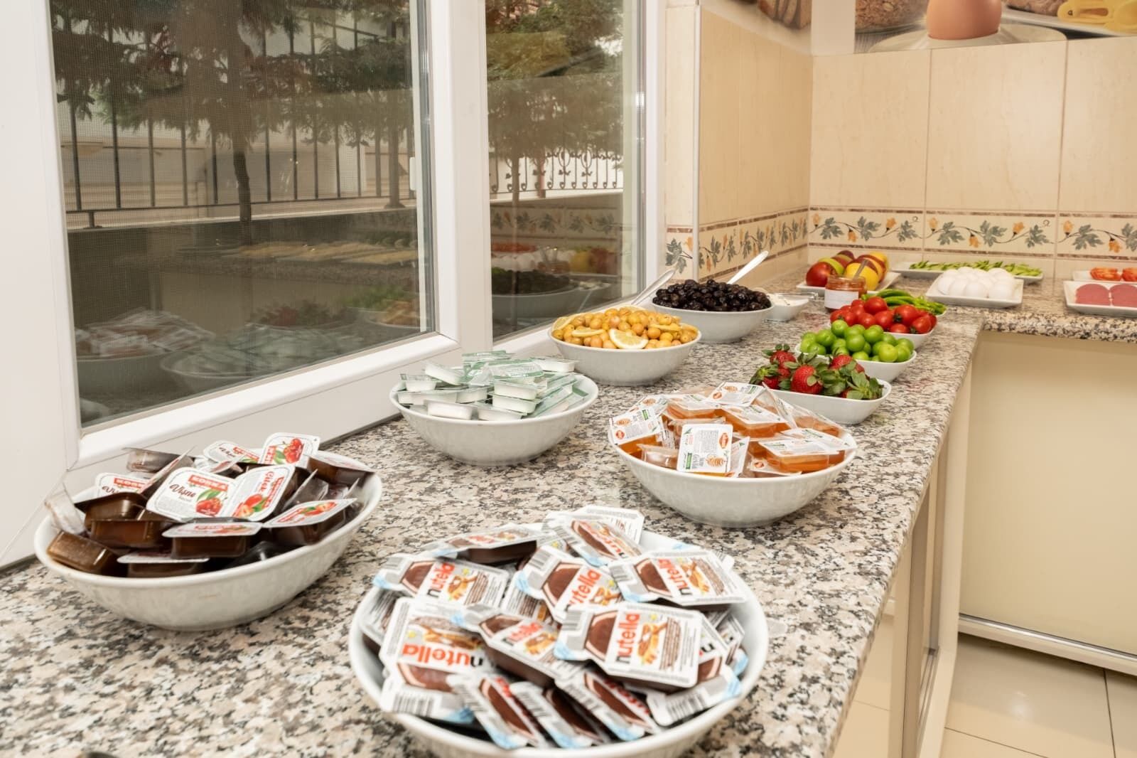Una encimera de cocina con distintos alimentos y condimentos.