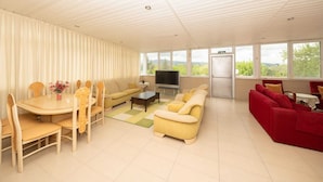 En 105-tommers LED-TV med Parabol-TV samt oppvarmet gulv
