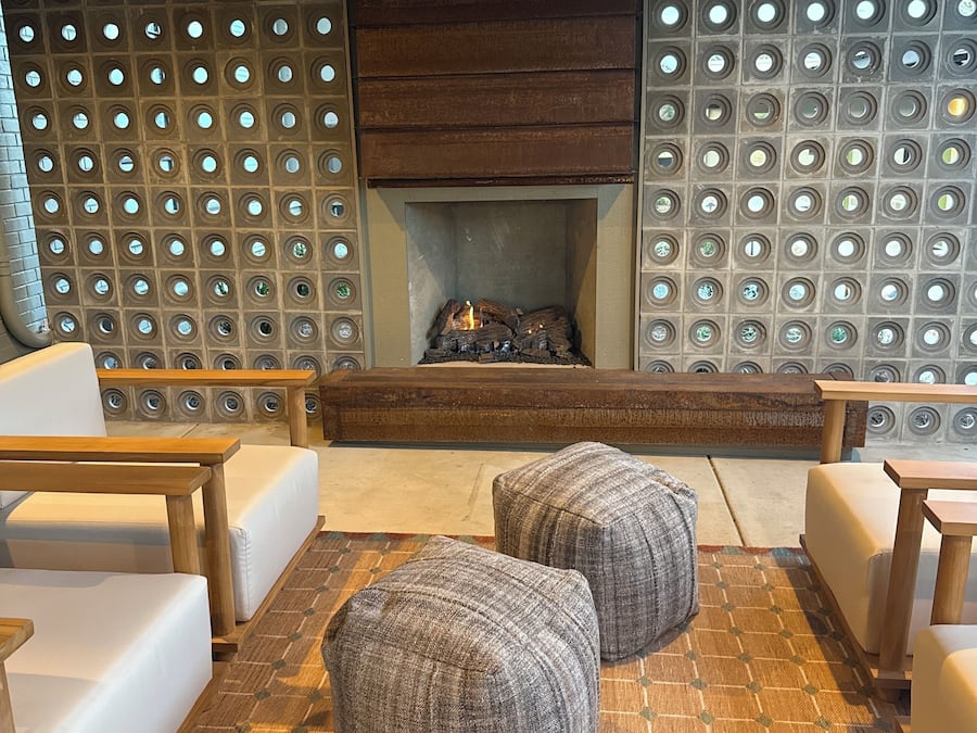 Bar (trong khuôn viên)