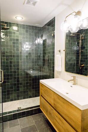 Deluxe Double Room | Bathroom | Shower, hair dryer, bathrobes, towels - Tangerine Motel (Crawford)